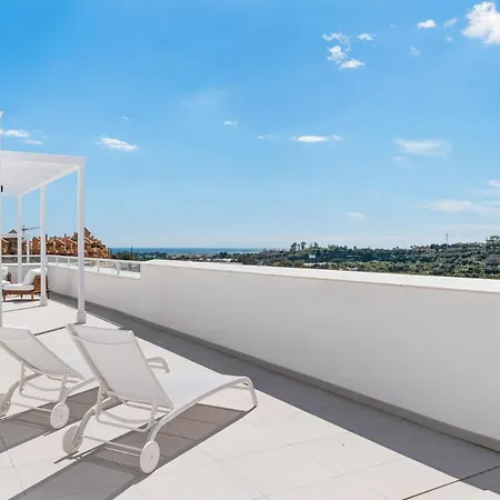 Vivi Homes - Feliz - Roof Terrace - Pool - Gym Apartment *