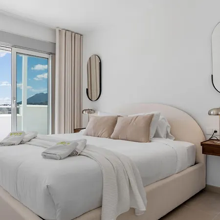 Vivi Homes - Feliz - Roof Terrace - Pool - Gym Apartment *
