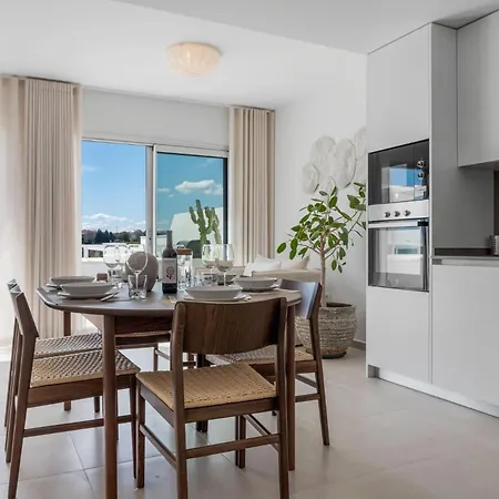 Vivi Homes - Feliz - Roof Terrace - Pool - Gym Apartment *