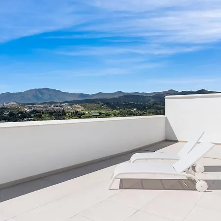 Vivi Homes - Feliz - Roof Terrace - Pool - Gym Apartment *